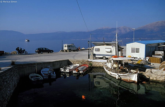 kefalonia hafen mit wohnwagen+booten