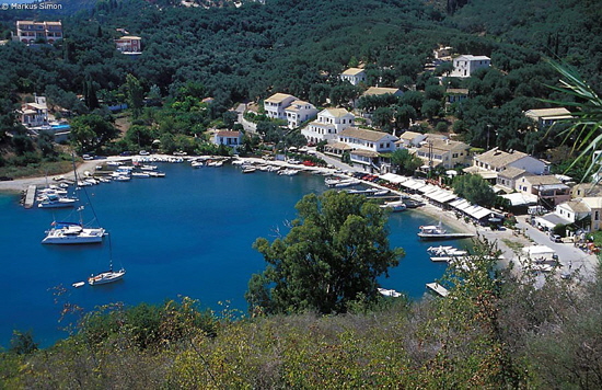 korfu bucht mit dorf2