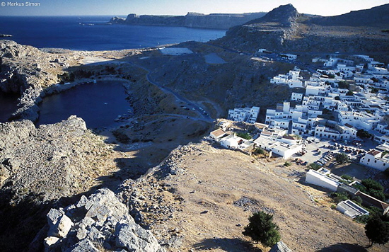 rhodos lindos von oben mit hafen