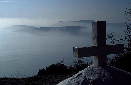 santorin nebel mit kreuz