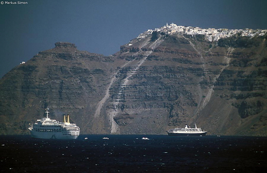 santorin von unten mit schiffen